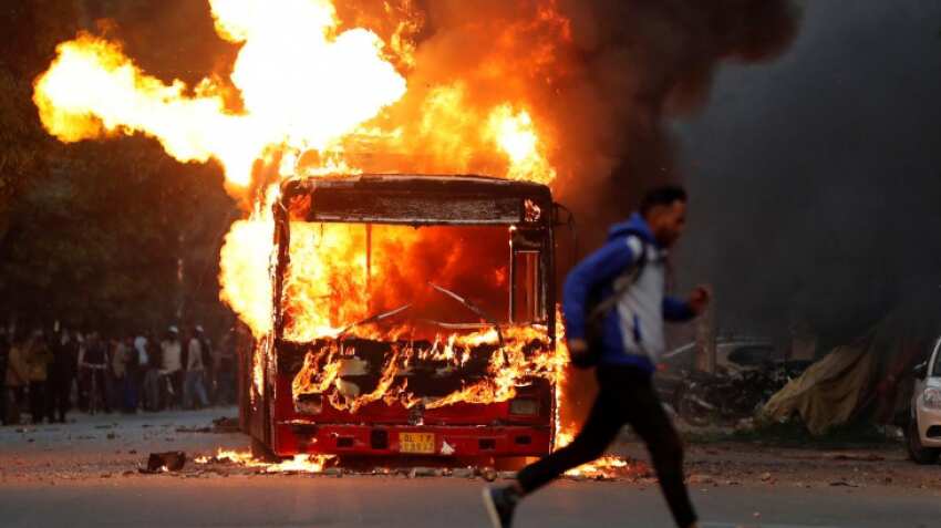 Jamia protests: Delhi Police on alert, over 100 nabbed Jamia protests: Delhi Police on alert, over 100 nabbed