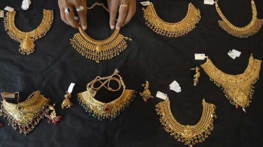 Gold price jumps Rs 400 on wedding season demand