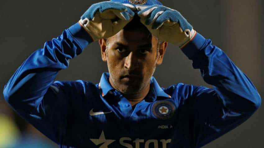 MS Dhoni&#039;s hairstylist turns bodyguard ahead of ad shoot