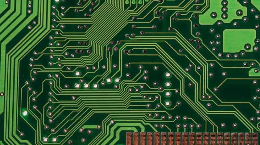 New chip, smaller than a grain of rice, may pave way for batteryless smart devices New chip, smaller than a grain of rice, may pave way for batteryless smart devices