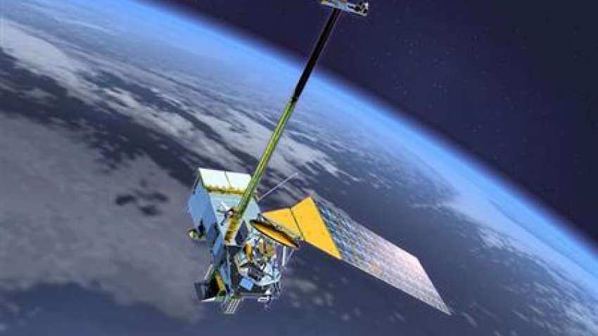 Astronomers discover new moon temporarily orbiting Earth Astronomers discover new moon temporarily orbiting Earth