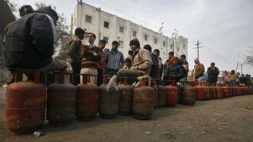 LPG cylinder delivery: IOCL, HPCL, BPCL announce Rs 5 lakh ex-gratia payment in case of death due to Coronavirus LPG cylinder delivery: IOCL, HPCL, BPCL announce Rs 5 lakh ex-gratia payment in case of death due to Coronavirus