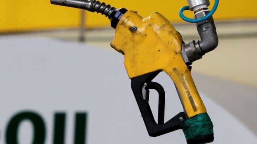 Oil price plunges to below $15, may slide further, expert says
