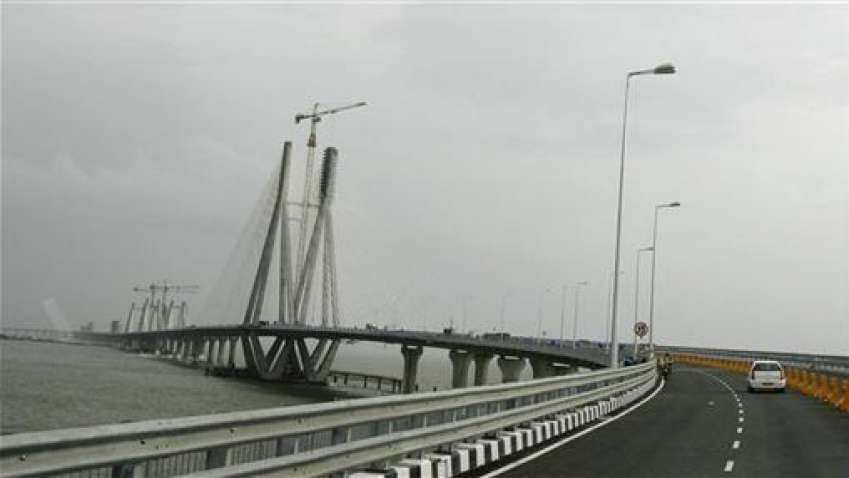 Cyclone in Mumbai: Traffic on Bandra-Worli sea link suspended Cyclone in Mumbai: Traffic on Bandra-Worli sea link suspended