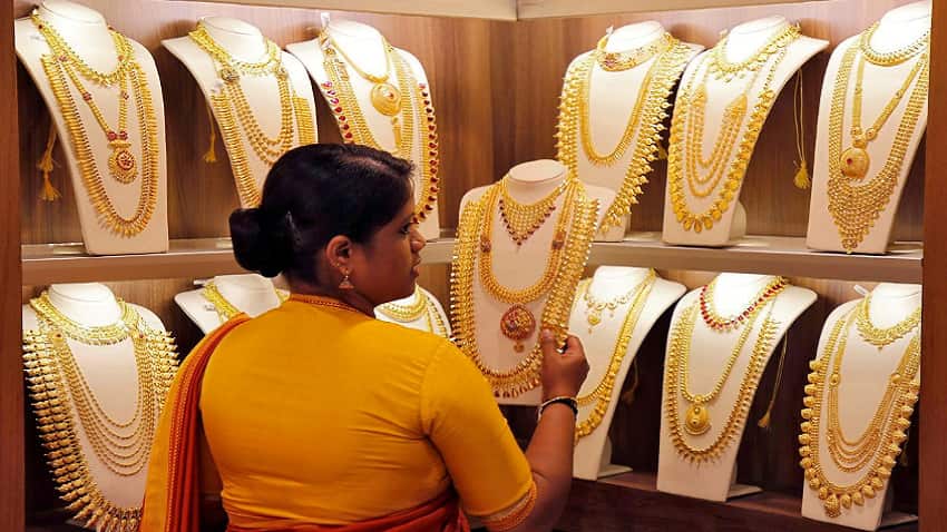 Gold futures fall on weak global cues Gold futures fall on weak global cues