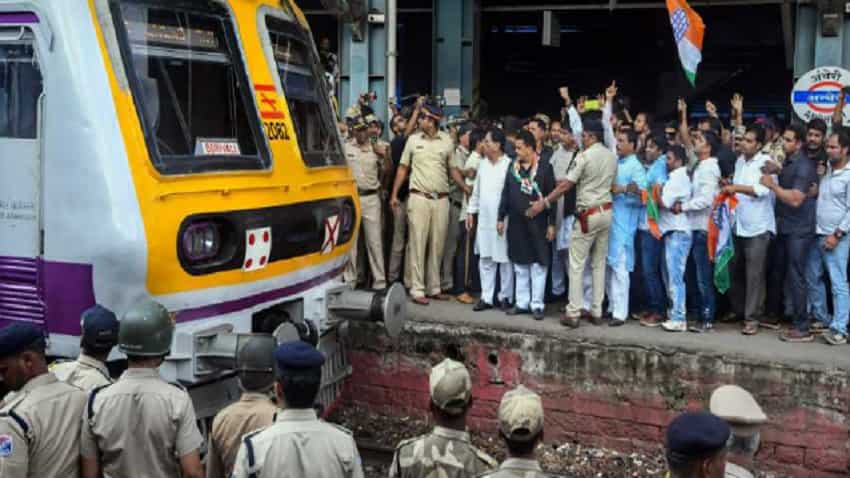 Stranded Maharashtra commuters block trains, extra buses deployed (Ld)