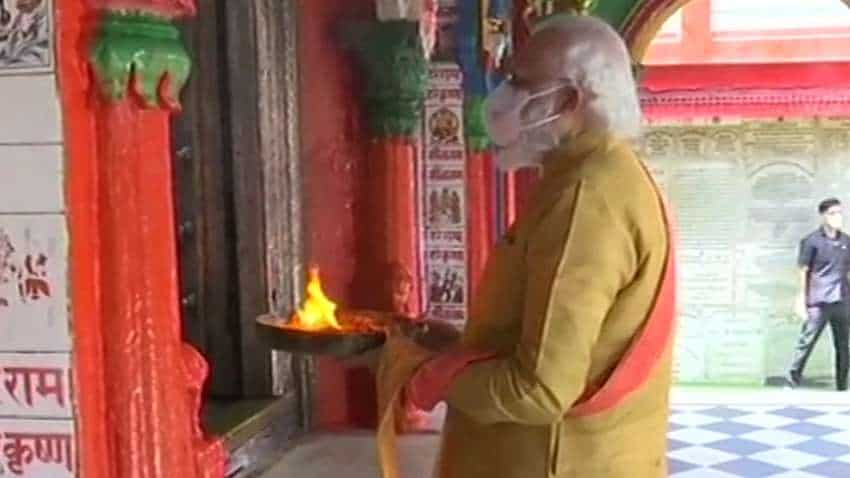 Ram Mandir Bhumi Pujan: Dressed in dhoti-kurta, PM Narendra Modi offers prayers at Hanumangarhi temple Ram Mandir Bhumi Pujan: Dressed in dhoti-kurta, PM Narendra Modi offers prayers at Hanumangarhi temple