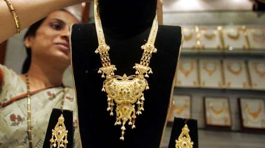 Gold rises 1% as dollar weakens after ECB stands pat on policy Gold rises 1% as dollar weakens after ECB stands pat on policy