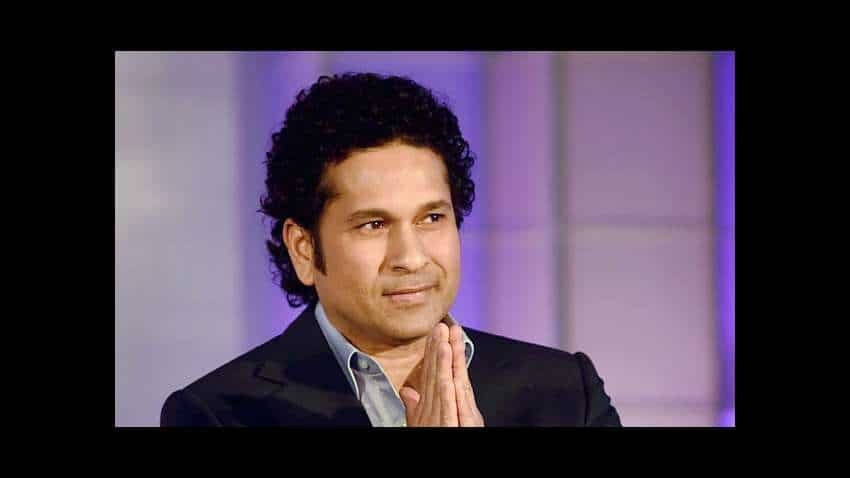 Sweet gesture: Tendulkar presents &#039;Gift of Life&#039; certificates to 10 kids