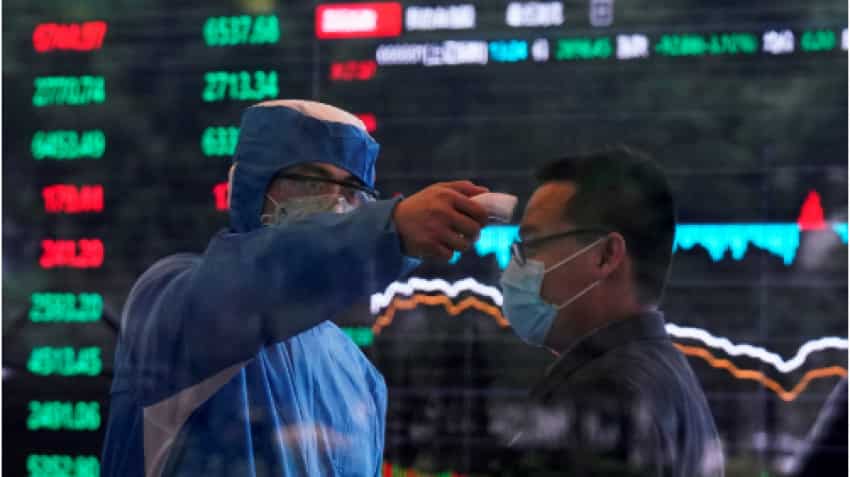 Asian stocks dip as U.S. political concerns grow