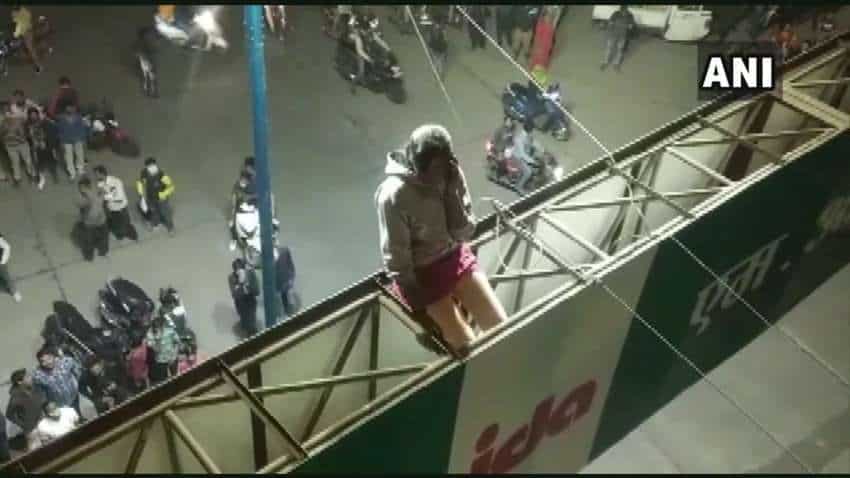 Miffed Girl wants to marry boyfriend; what she did next will awe you - more dangerous than Sholay Miffed Girl wants to marry boyfriend; what she did next will awe you - more dangerous than Sholay
