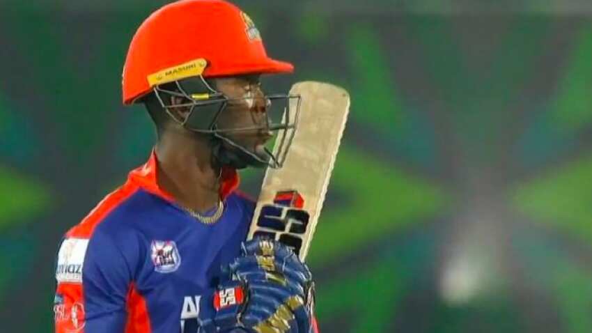 West Indies batsman who arrived in Pakistan wearing Mumbai Indians jacket plays in PSL with MI gloves; franchise trolled 