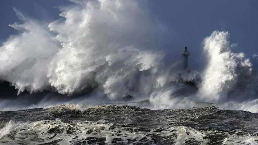 Tsunami watch for NZ, Fiji after massive undersea quake Tsunami watch for NZ, Fiji after massive undersea quake