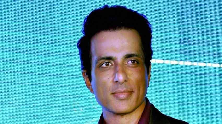 Sonu Sood helps Jhansi villagers, promises to tackle water scarcity by installing handpumps Sonu Sood helps Jhansi villagers, promises to tackle water scarcity by installing handpumps