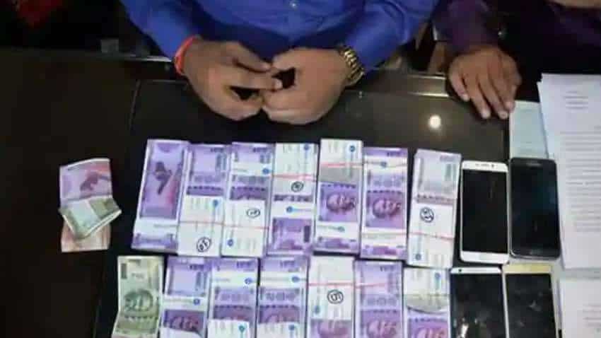 Man tries to deposit fake currency notes into his SBI bank account, detained Man tries to deposit fake currency notes into his SBI bank account, detained