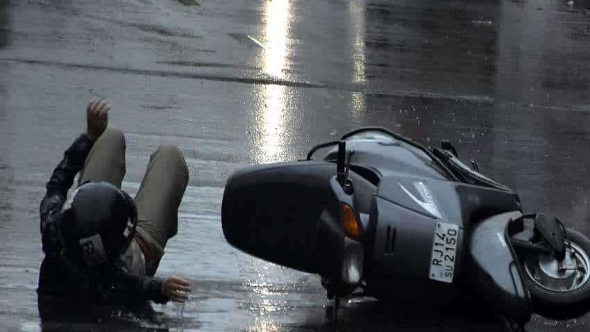 Mercedes driver, aged just 18, held for mowing down scooterist in Delhi Mercedes driver, aged just 18, held for mowing down scooterist in Delhi
