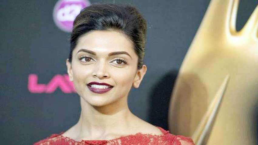 Deepika Padukone mobbed outside eatery, video goes viral Deepika Padukone mobbed outside eatery, video goes viral