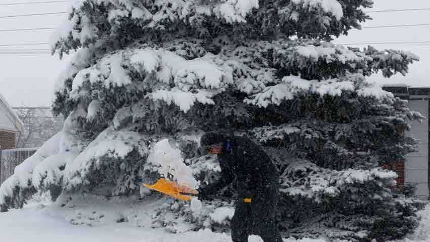 Dangerous winter storm batters western U.S. as airport, highways shut down Dangerous winter storm batters western U.S. as airport, highways shut down