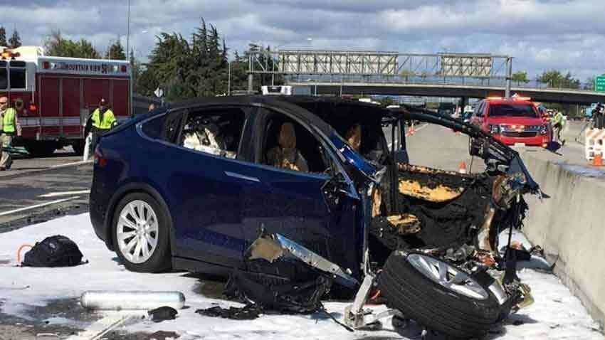 Tesla on autopilot drives into Michigan trooper&#039;s patrol car