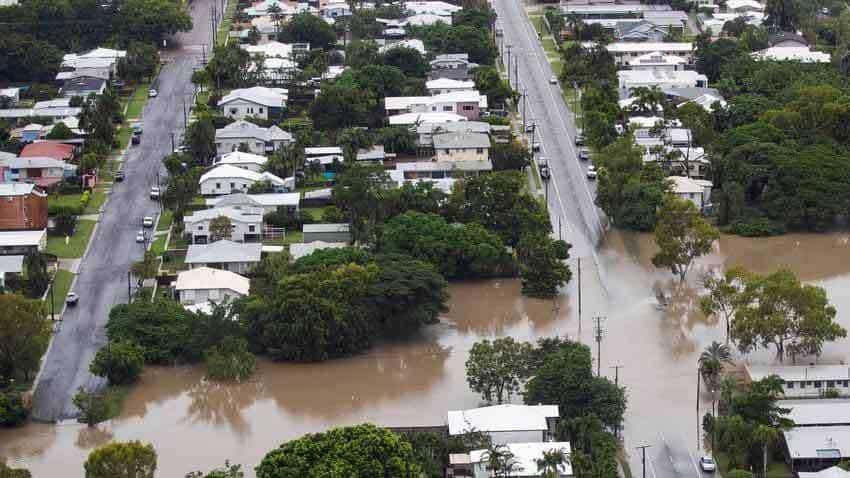 Thousands evacuated in Australia&#039;&#039;s worst flooding in almost half a century