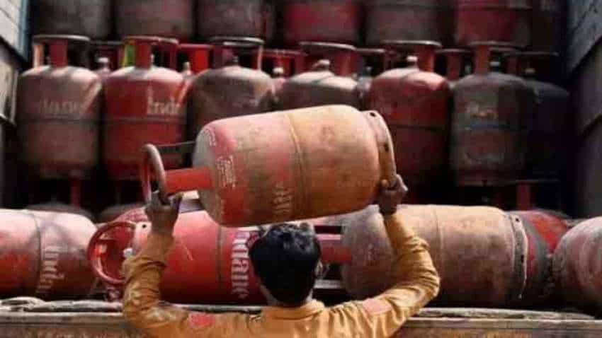 LPG cylinder price reduced! After increasing rate by Rs 125 last month, oil firms slash cooking gas price by Rs 10 LPG cylinder price reduced! After increasing rate by Rs 125 last month, oil firms slash cooking gas price by Rs 10