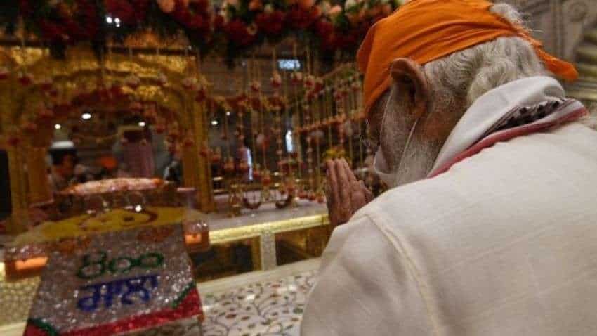 PM Modi offers prayers at Gurudwara Sis Ganj on Guru Teg Bahadur's 400th Prakash Purab PM Modi offers prayers at Gurudwara Sis Ganj on Guru Teg Bahadur's 400th Prakash Purab