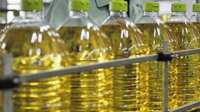 Govt cuts benchmark import price on edible oil; new rates to come into effect from TODAY– check details here Govt cuts benchmark import price on edible oil; new rates to come into effect from TODAY– check details here