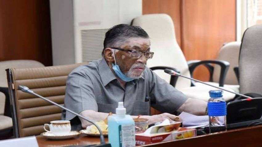 Government releases pamphlets elaborating a slew of measures for welfare of workers and their family members: Check the benefits here Government releases pamphlets elaborating a slew of measures for welfare of workers and their family members: Check the benefits here
