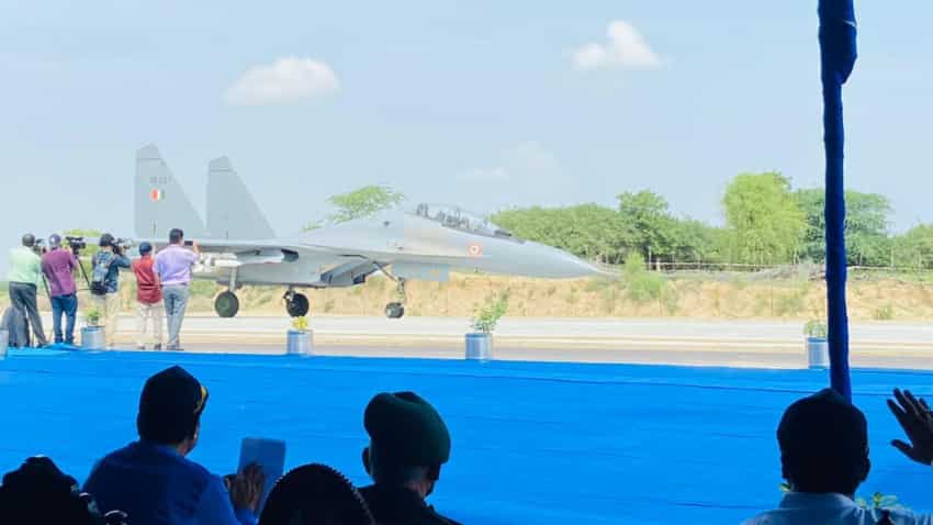BIG boost for India’s defence forces! Rajnath Singh, Nitin Gadkari inaugurate IAF’s first emergency landing strip on highway BIG boost for India’s defence forces! Rajnath Singh, Nitin Gadkari inaugurate IAF’s first emergency landing strip on highway