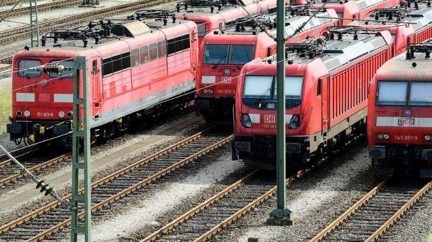 Electric train in UP begins from Gorakhpur to Nautanwa Electric train in UP begins from Gorakhpur to Nautanwa