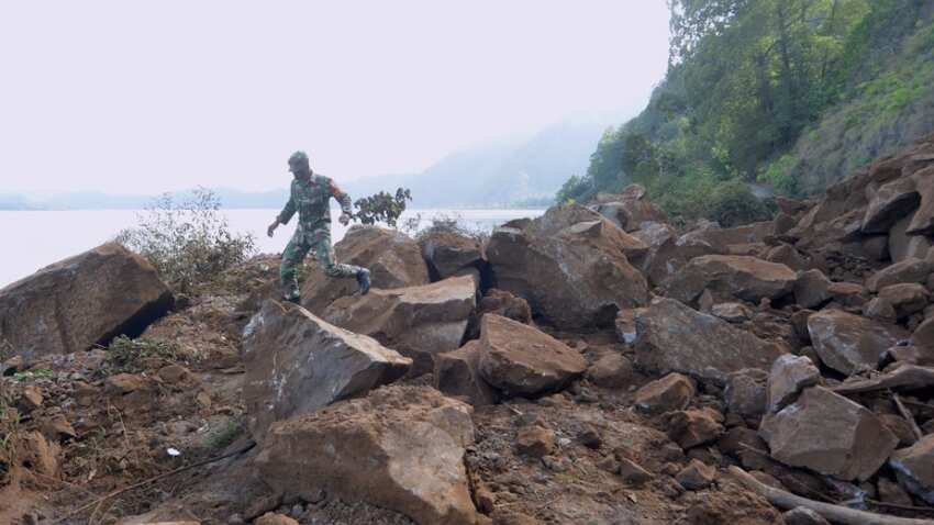 Earthquake of magnitude 4.8 strikes Bali, kills three Earthquake of magnitude 4.8 strikes Bali, kills three