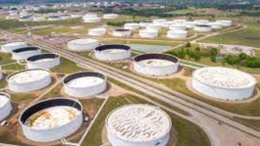 Oil hovers below recent highs; ends week up Oil hovers below recent highs; ends week up
