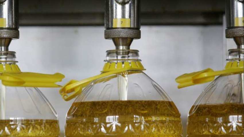 Major edible oil players cut wholesale prices by Rs 4-7 a litre