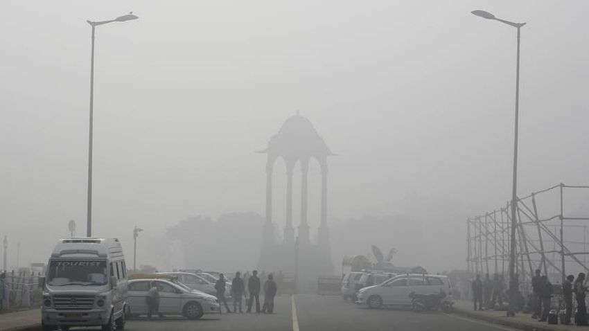 Delhi-NCR wakes up to fog; records very poor AQI of 370 Delhi-NCR wakes up to fog; records very poor AQI of 370