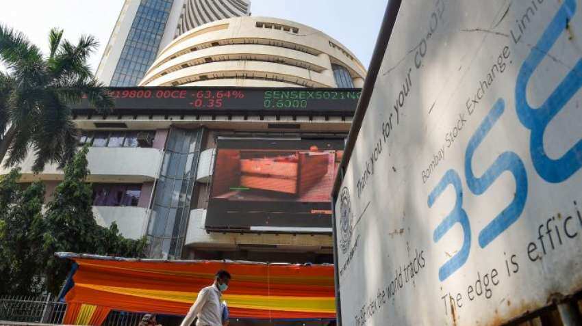 Closing Bell: Sensex snaps 4-day winning run, Nifty below 17,750 amid weak global cues – IT, banking stocks drag most
