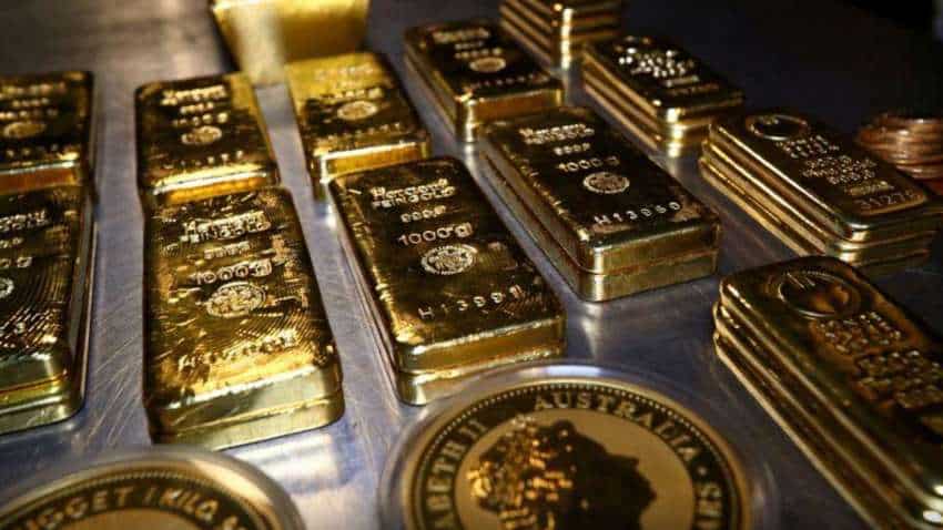 Gold dips as Treasury yields advance on U.S. rate-hike prospects