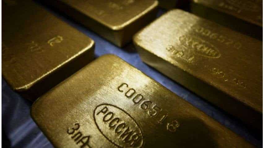 Gold falls, eyes best quarter in six on Ukraine crisis