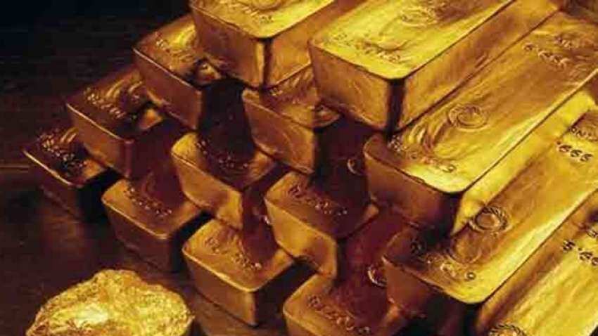 Gold dips as bond yields rise before Fed meeting
