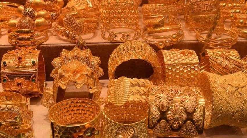 Gold declines Rs 176 amid weak global trends