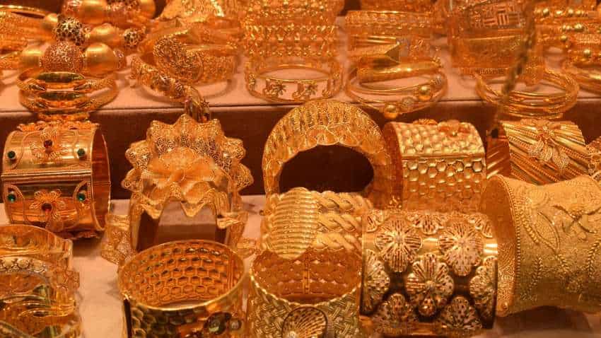 Gold, Silver prices today: Yellow metal drops on MCX after Fed’s rate hike, Silver falls over Rs 1000 - check rates in Delhi, Mumbai and other cities Gold, Silver prices today: Yellow metal drops on MCX after Fed’s rate hike, Silver falls over Rs 1000 - check rates in Delhi, Mumbai and other cities