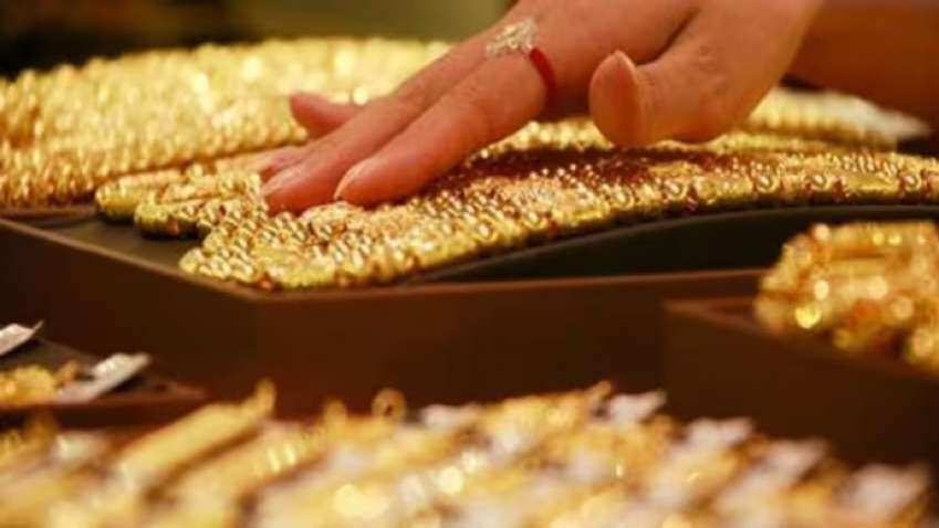 Gold rate today (April 19, 2023): Yellow metal hovers near Rs 60,000 mark after the dollar index strengthens