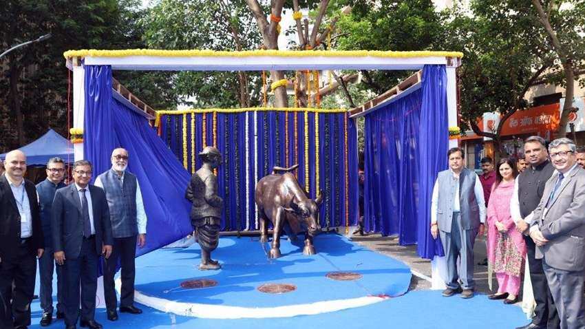 Sculptures of &#039;Charging Bull&#039; and &#039;Common Man&#039; unveiled at Mumbai&#039;s Horniman Circle 